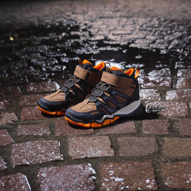 8ZHJ1273 Je hnedá/čierna Geox montrack abx chlapec