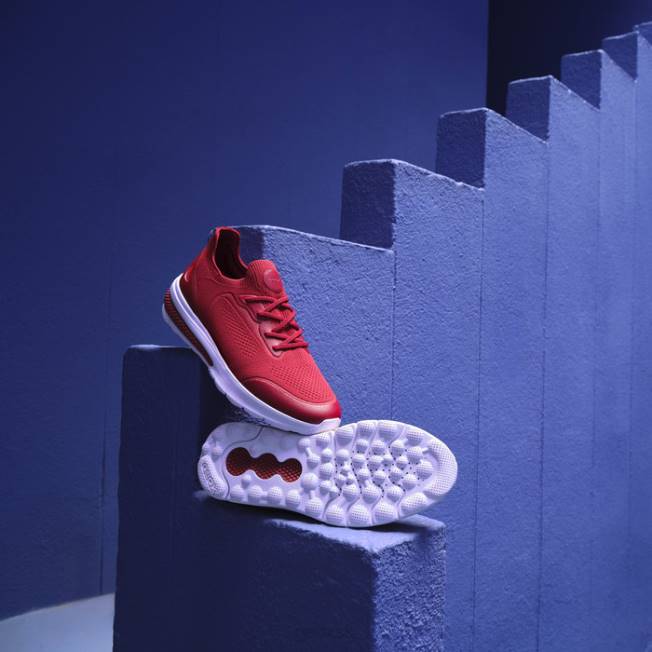 8ZHJ637 tmavo červená Geox spherica actif človek