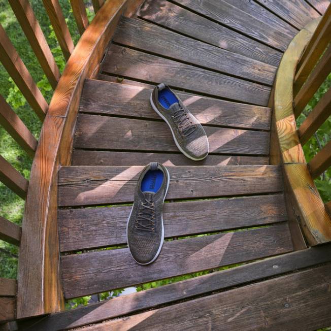 8ZHJ692 tmavá oliva Geox sférický muž