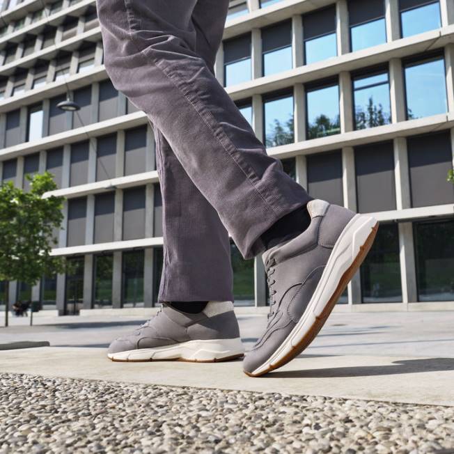 8ZHJ871 sivá Geox radente človek