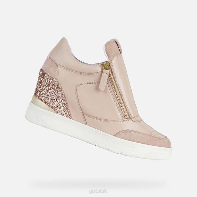 8ZHJ234 nahá Geox maurská žena