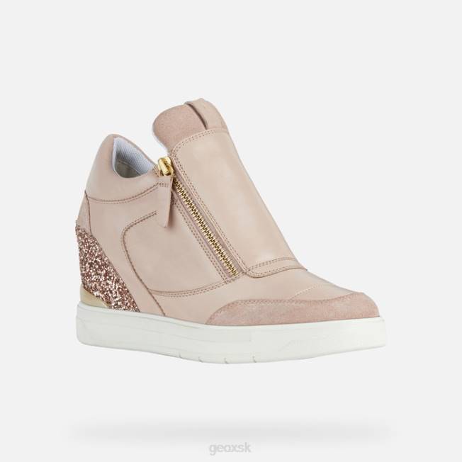 8ZHJ234 nahá Geox maurská žena